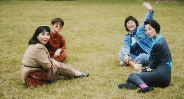 분장이 아니라 88년도 쯤에서 꺼내온 것 같은 김신영.gif | 인스티즈