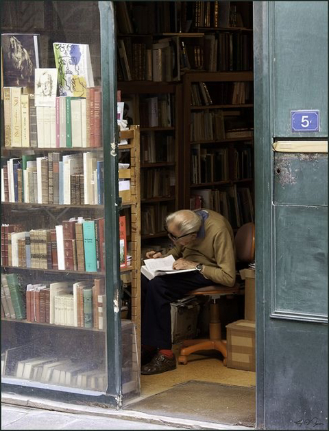 가을엔 따뜻한 라떼 한 잔과 함께 책을 읽어볼까요 ☕️📖 | 인스티즈