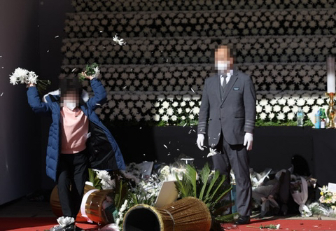 "와서 사죄해라"...이태원 참사 유족, 尹 근조화환 내동댕이 | 인스티즈