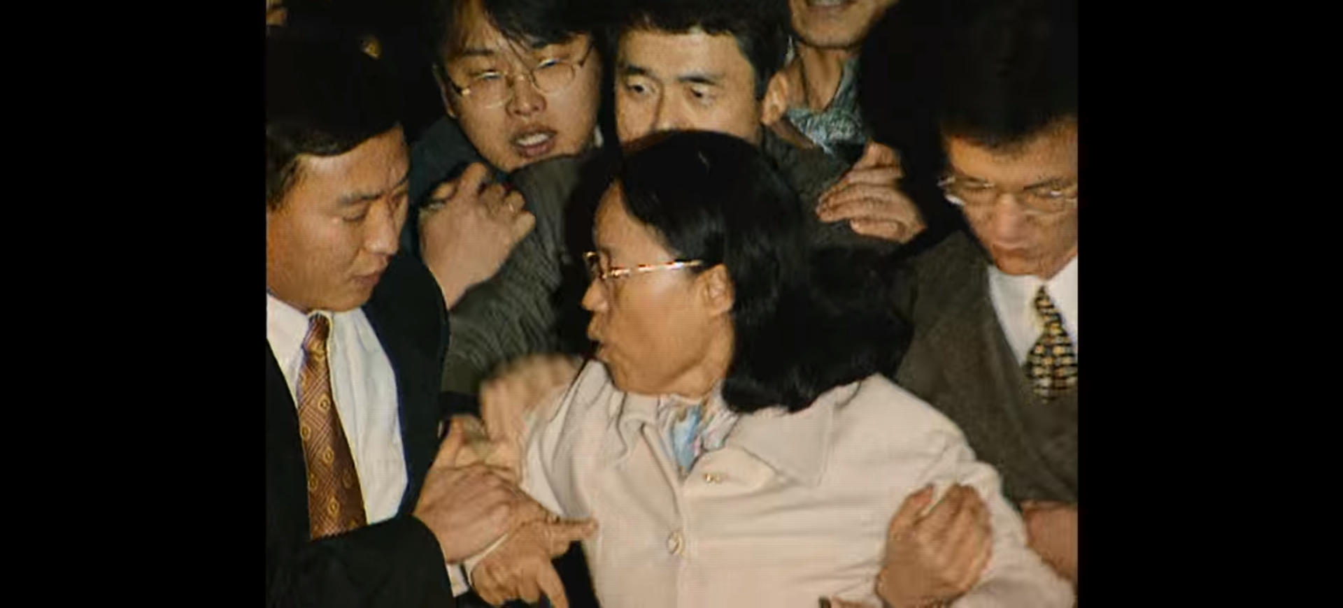 [넷플릭스나는신이다] 다짜고짜 죽여달라며 자신의 뺨을 사정없이 내려치는 사람.jpg | 인스티즈