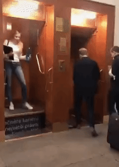 체코의 어느 엘리베이터.gif | 인스티즈