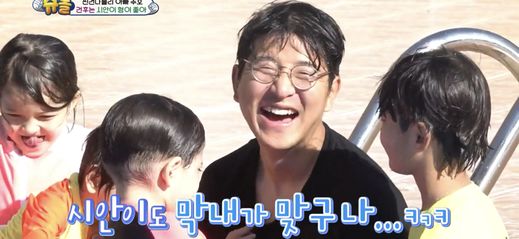 [슈돌] 물에 빠지고 시안이 형한테 안아달라하는 건후 (feat.동생이 어려운 막내시안) | 인스티즈