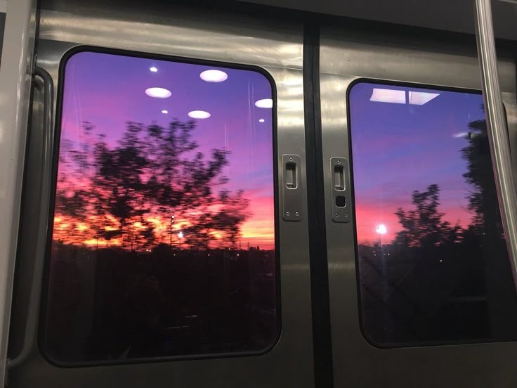 초저녁 걸어가다 넋놓고 올려다보게 되는 날 | 인스티즈