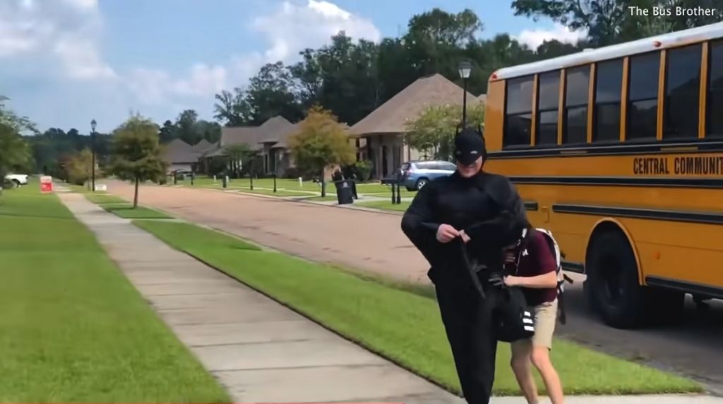 매일 다른 코스튬을 하고 동생을 마중 나가는 형 | 인스티즈