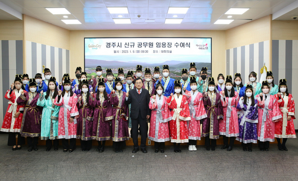 경주의 신규 공무원 임용식 | 인스티즈