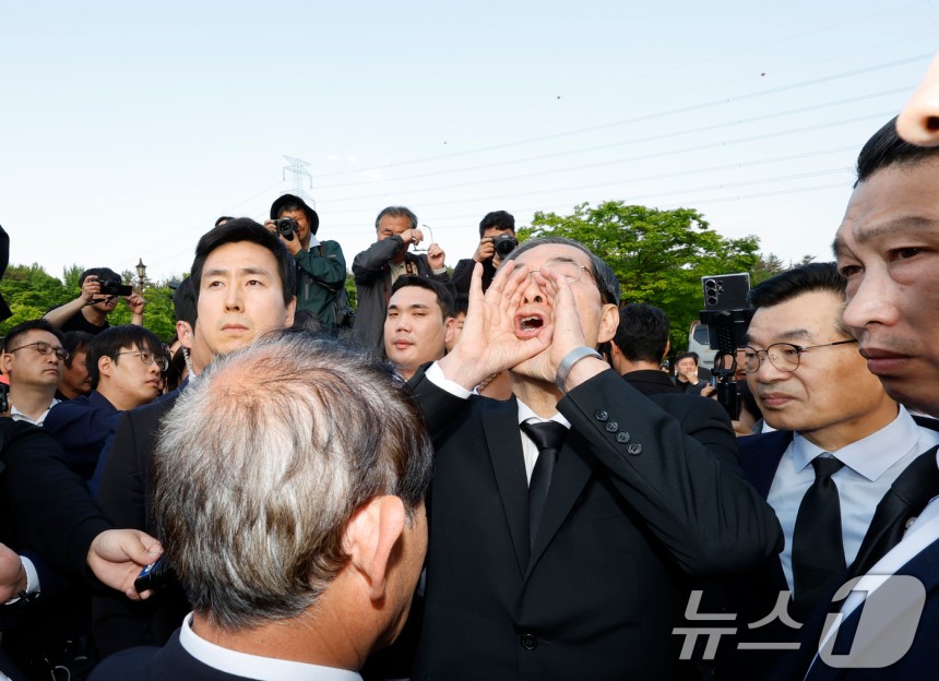 내란범 주제에 518 묘역 간다고 깝쳤다가 쫓겨난 한덕수 | 인스티즈