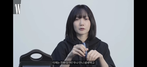 물건을 진짜 오래, 심플하게 쓰는 배두나 왓츠인마이백.jpg | 인스티즈