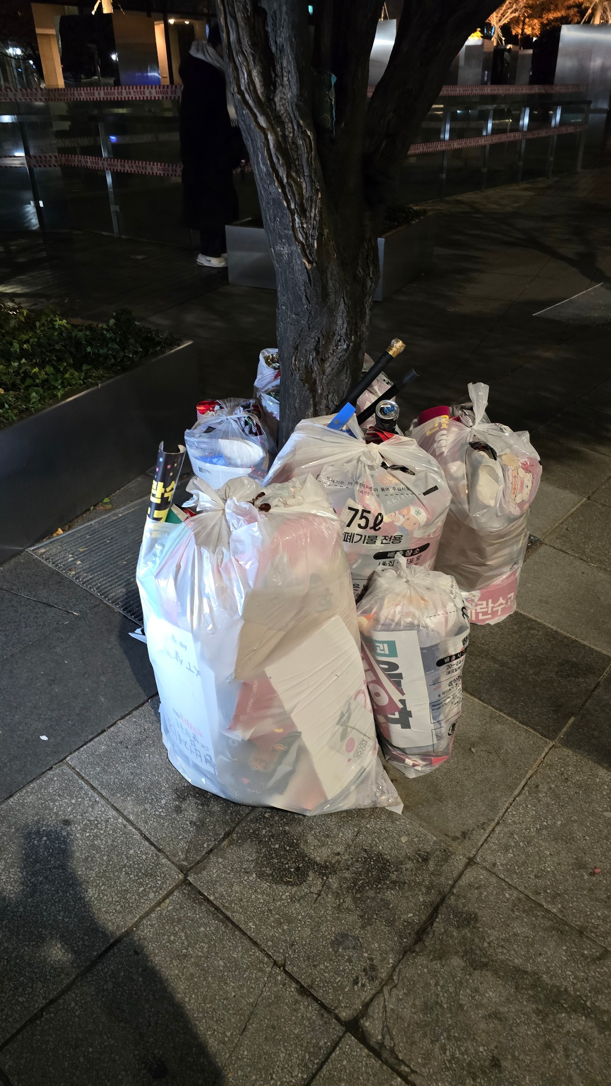 현시각 여의도 길거리 쓰레기 상태 | 인스티즈