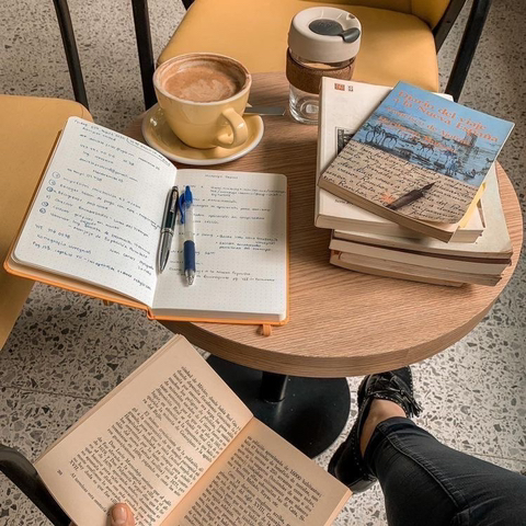 가을엔 따뜻한 라떼 한 잔과 함께 책을 읽어볼까요 ☕️📖 | 인스티즈