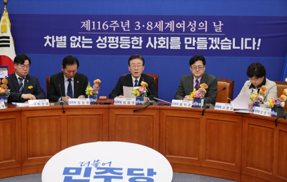 빵·장미에 보라색 넥타이 꺼낸 민주 "법·제도·예산으로 성평등한 세상” | 인스티즈