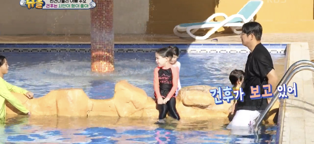 [슈돌] 물에 빠지고 시안이 형한테 안아달라하는 건후 (feat.동생이 어려운 막내시안) | 인스티즈