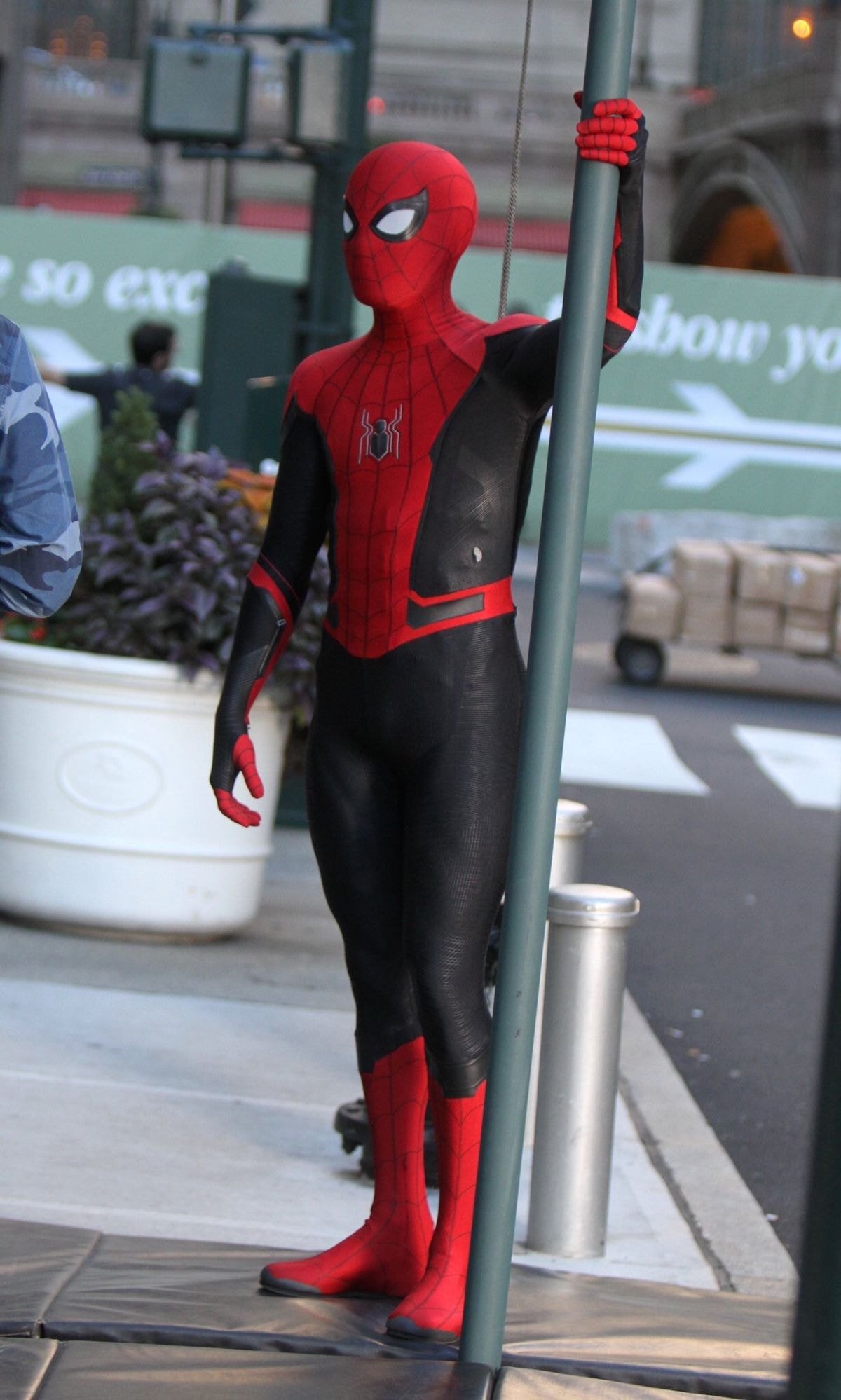 남자배우들이 꽉 끼는 타이즈를 입을때 중요부위를 가리는 방법.jpg | 인스티즈