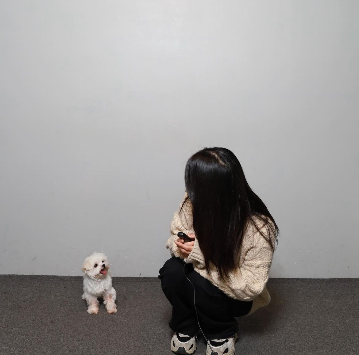 반려견 머털이와 셀프사진 찍은 배우 남보라 | 인스티즈