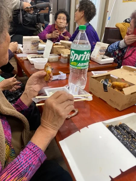 산불에 8일 못 씻은 할머니들, '목욕탕' 모셔갔더니… | 인스티즈