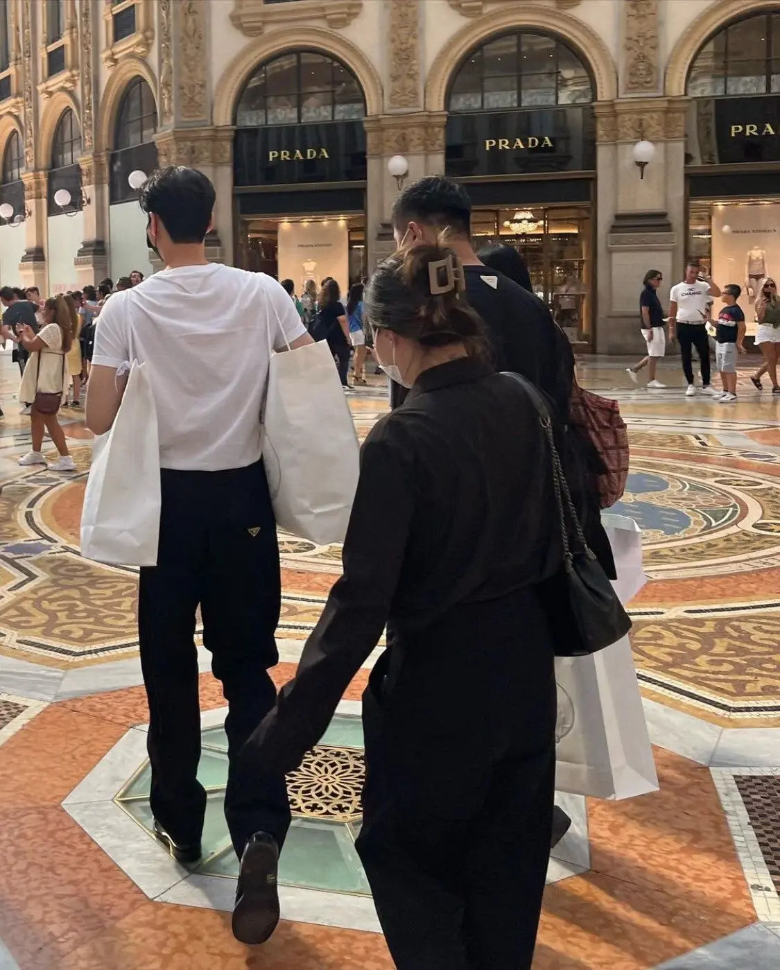 키 큰 줄몰랐다가 놀란사람 많다는 송강 밀라노 길거리 목격짤 | 인스티즈