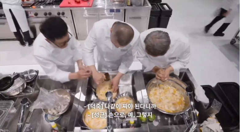 후덕죽선생님 6.25도 겪으신 연세라고..? 근데 임성근덜할아버지가 후선생님 칼 뺏어쓰고 참외김치하게햇다고 이겋도정말웃김 | 인스티즈