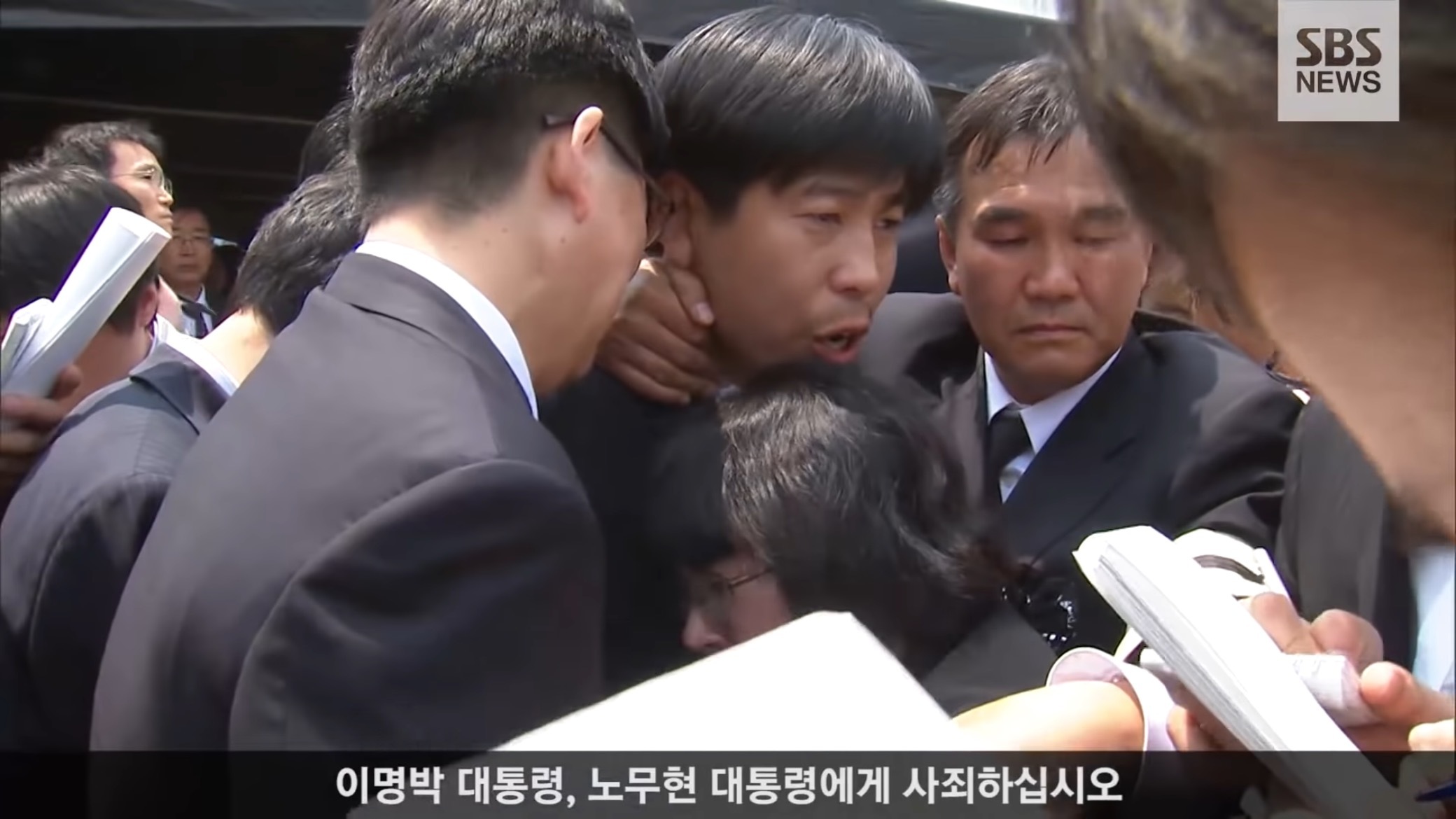 故노무현 대통령 영결식에서 분향하는 이명박.jpgif | 인스티즈