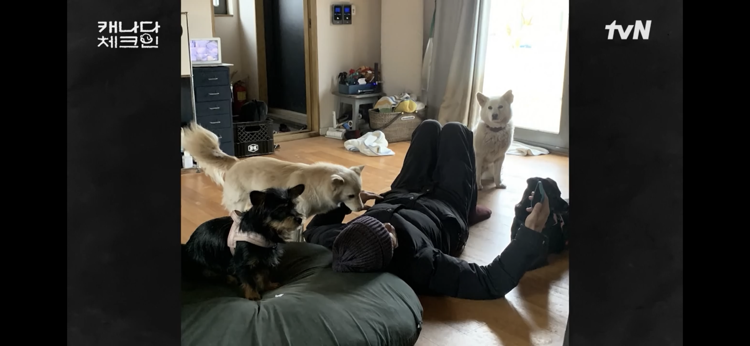 초조하게 누군가를 기다리는 이효리 | 인스티즈