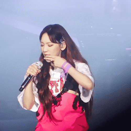 콘서트에서 한번할때마다 들 미쳐날뛰게 한다는 태연 무대제스처.jpgif | 인스티즈
