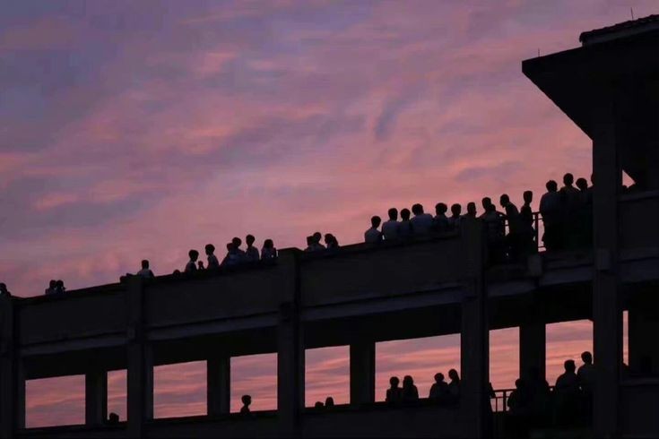 초저녁 걸어가다 넋놓고 올려다보게 되는 날 | 인스티즈