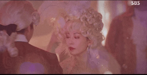 반면 현재 촬영 중인 '재혼 황후'는 원작 그대로 로판 느낌을 살리는 방향을 선택했다 | 인스티즈