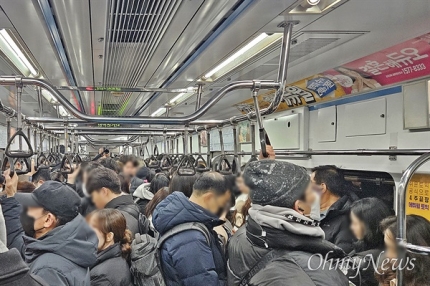 존니 불행해 보이는 오늘자 의자 없는 지하철 4호선.twt | 인스티즈