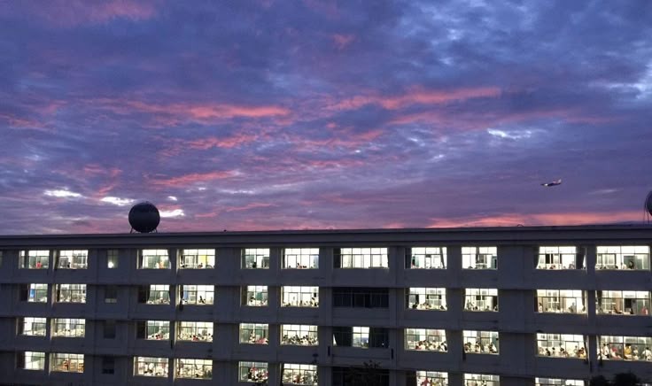 초저녁 걸어가다 넋놓고 올려다보게 되는 날 | 인스티즈