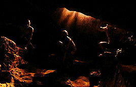 친구들이랑 동굴 탐험갔다가 이상한 동굴에 빠졌는데 갑자기 친구들이 하나 둘씩 죽어가..gif | 인스티즈