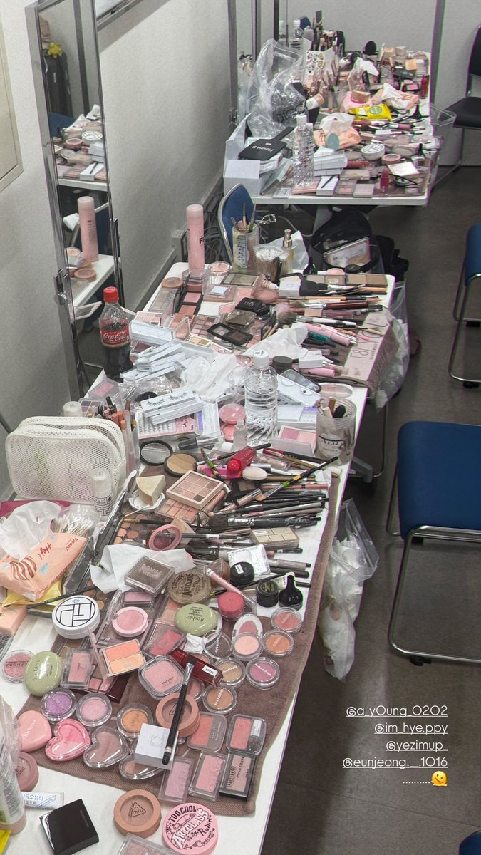 올리브영 매대 뺨치는 24명 여자아이돌 메이크업 대기실 현장.....jpg | 인스티즈