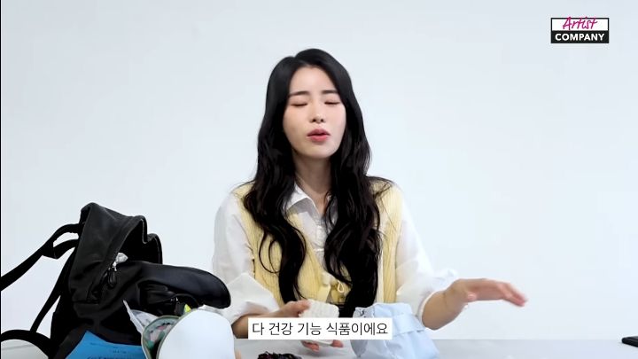 배우 임지연 왓츠인마이백: 진짜 가방 끝없는 영양제와 헬창템들 | 인스티즈