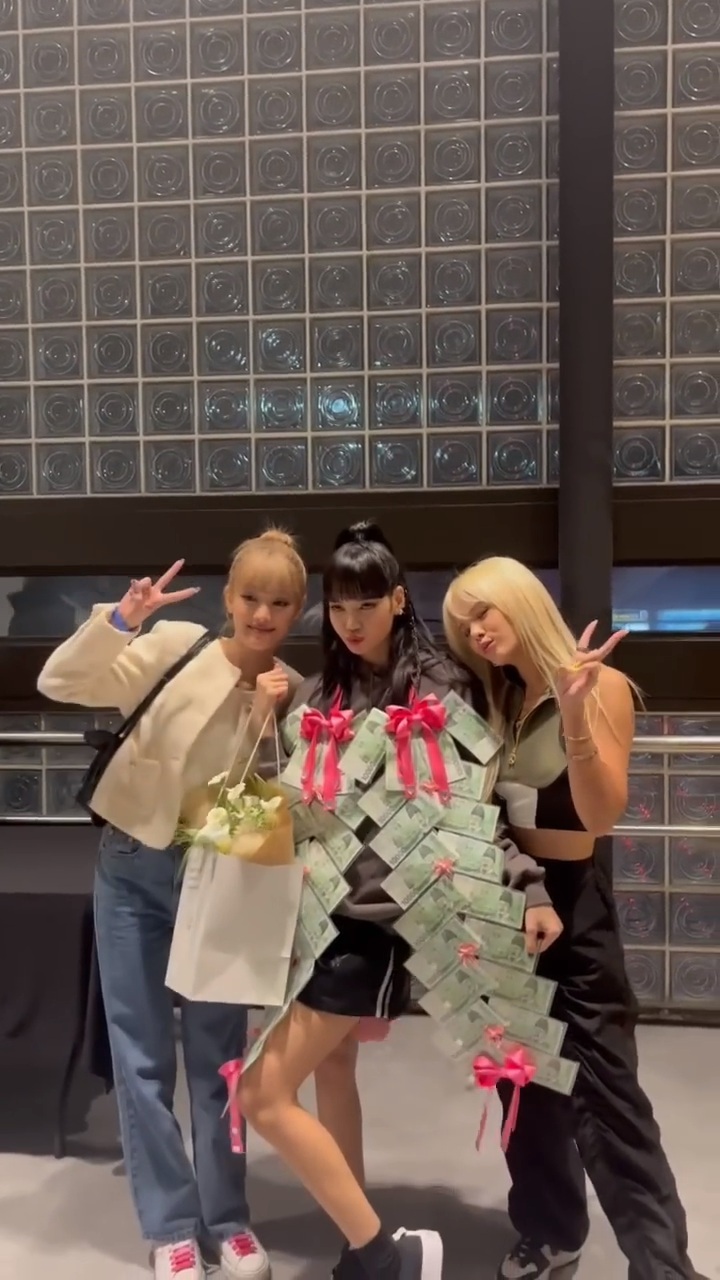 블랙핑크 콘서트 리사를 위해 선물준비한 씨엘씨 쏜(ft.민니) | 인스티즈