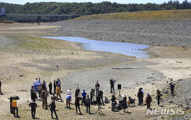 지구 니들 혼자 쓰냐고 욕고있는 해외 유튜버 | 인스티즈