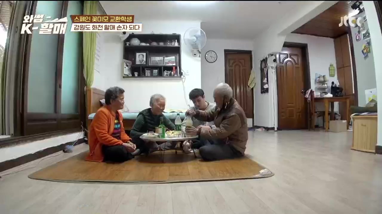 [와썹k할매] 외국인에게 제대로 플렉스하며 챙겨주는 k-할매 | 인스티즈