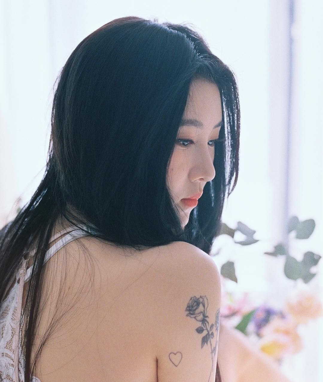 백예린 다리에 새로 추가된 타투.jpg | 인스티즈