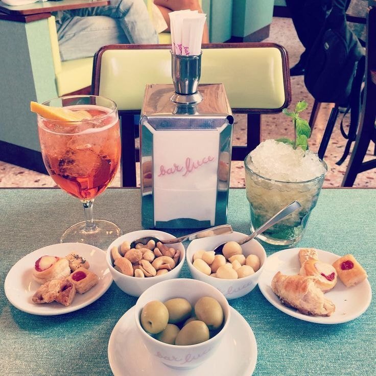 웨스 앤더슨 감독이 디자인한 카페의 인테리어 디테일.jpg | 인스티즈