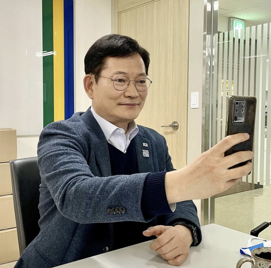 흔치 않은 직장상사와 부하직원의 관계성...완전 웃긴 영기리보이(송영길 보좌관 인스타) 업뎃버전 | 인스티즈