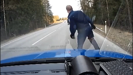 도주하는 차 잡는 방법.gif | 인스티즈