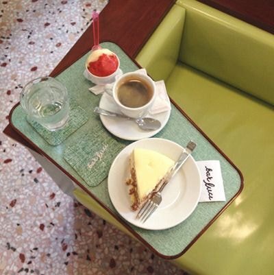 웨스 앤더슨 감독이 디자인한 카페의 인테리어 디테일.jpg | 인스티즈