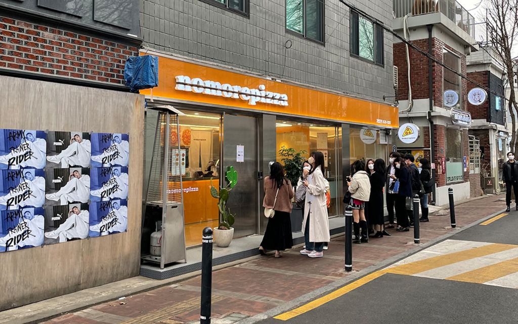 요즘 우후죽순 지점 생기는 피자 브랜드 - 악플달면 쩌리쩌려버려... 차분한 20대들의 알흠다운 공간 요즘 우후죽순 지점 생기는 피자 브랜드