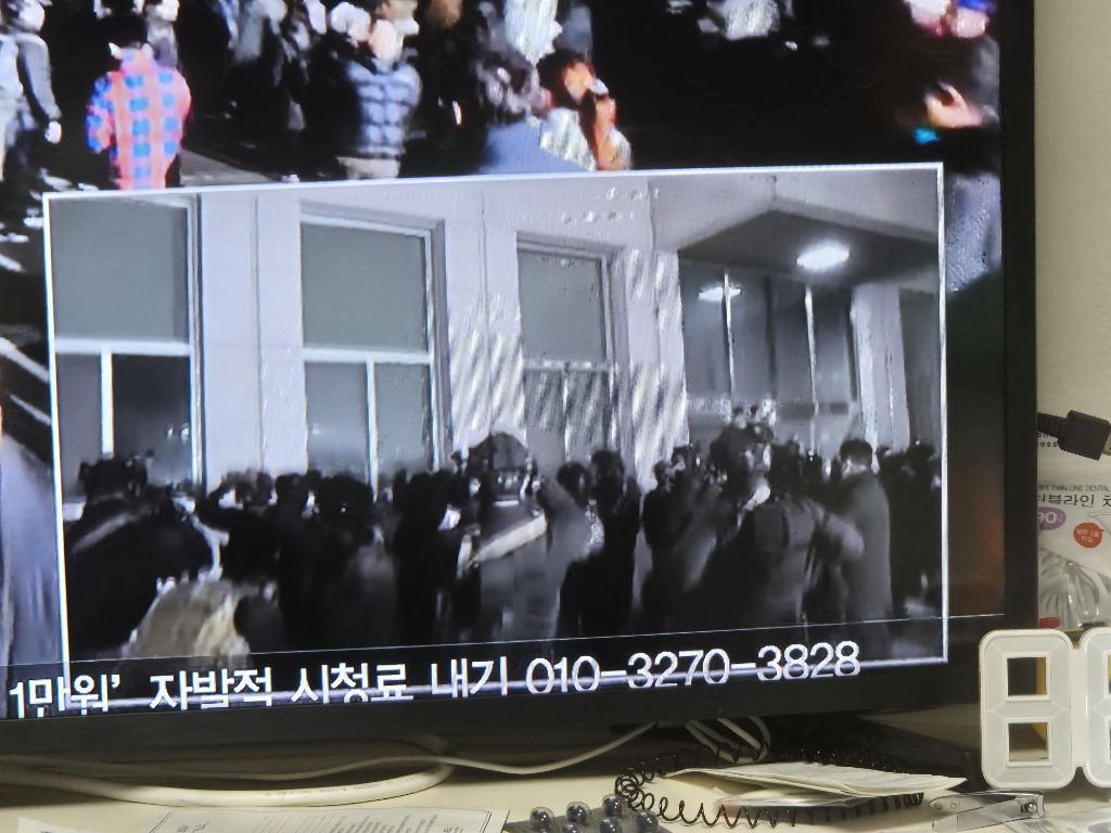 현재 군인들 2층의 누군가를 바라보고있음 | 인스티즈