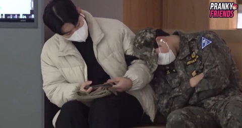 (감동 실험) 군인이 어깨에 기대 잠든다면? +댓글 | 인스티즈