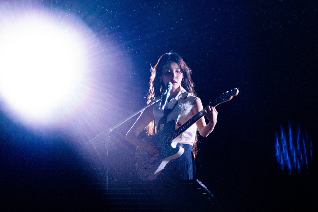 콘서트에서 반응터진 비 맞으며 일렉기타치는 아이유 | 인스티즈