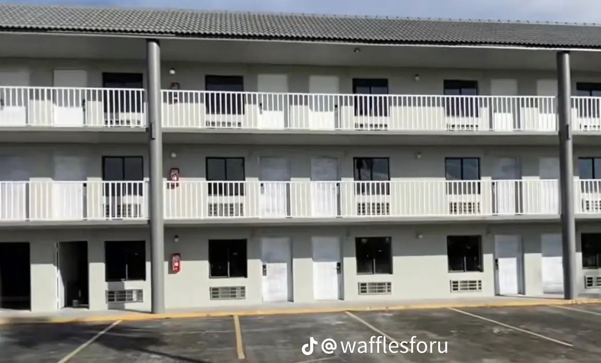 플로리다 프로젝트의 호텔 흰색 페인트로 다 덮었다고 함… - 악플달면 쩌리쩌려버려 - ＊여성시대＊ 차분한 20대들의 알흠다운 공간