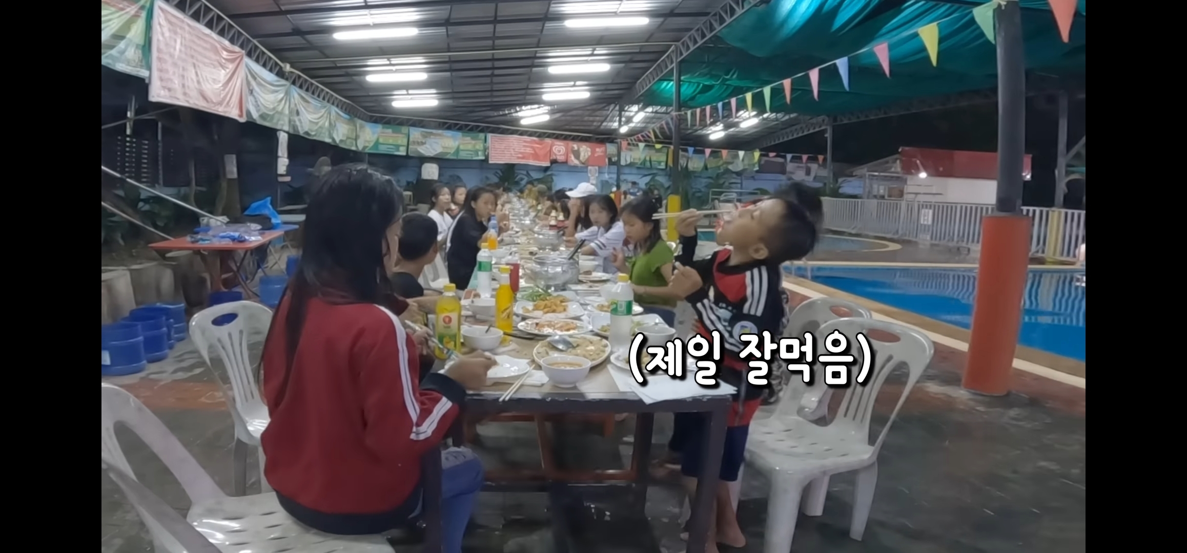 라오스 반나마을에서 살고있는 한국인 유투버가 마을 아이들 80명을 데리고 수학여행 갔다옴.jpg | 인스티즈