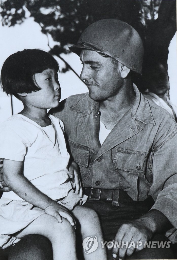 1950년 한국 전쟁고아와 터키군 & 2023년 한국구호대와 튀르키예 아이 | 인스티즈