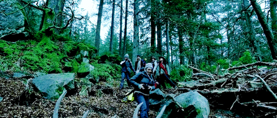 친구들이랑 동굴 탐험갔다가 이상한 동굴에 빠졌는데 갑자기 친구들이 하나 둘씩 죽어가..gif | 인스티즈