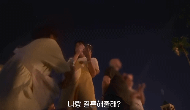 영화처럼 디즈니월드에서 프로포즈 한 유튜버 (웃소 성희 고탱) | 인스티즈