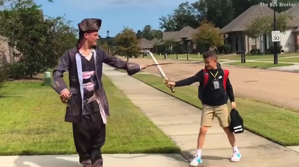 매일 다른 코스튬을 하고 동생을 마중 나가는 형 | 인스티즈