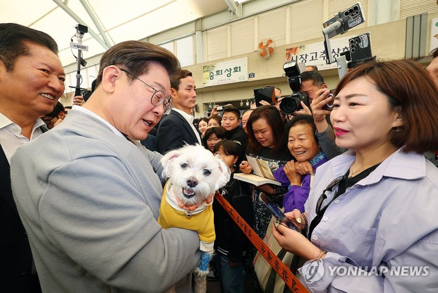 이재명 김문수로 보는 올바르게 강아지 안는 방법 | 인스티즈