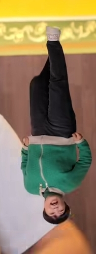 약속시간 1시간 늦은 친구가 이렇게 들어오면 화낸다vs봐준다 | 인스티즈